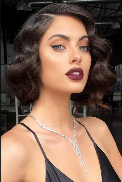 ‘20s-Inspired Side-Parted Wavy Hairstyle for Short Hair