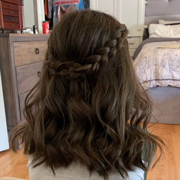 Braided Beachy Waves for Flower Girl - a woman wearing a gray shirt